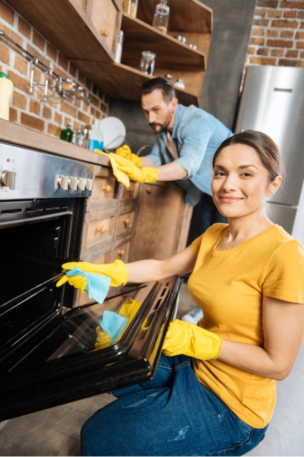 On the hunt for workable cleaning schedules that fit into your life? We've got you covered! We show you where to find exactly what you need. They might just change your life. 