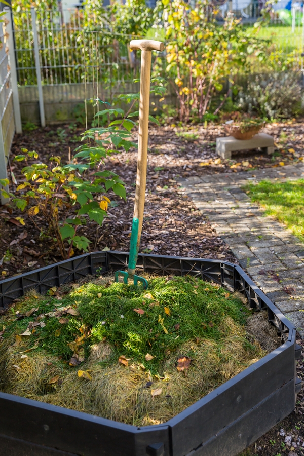 Do you know how to use baking soda in your garden. It's time to garden with baking soda, because there are 15 amazing ways it can help you. It can even help you with your compost! Ways To Use Baking Soda In The Garden