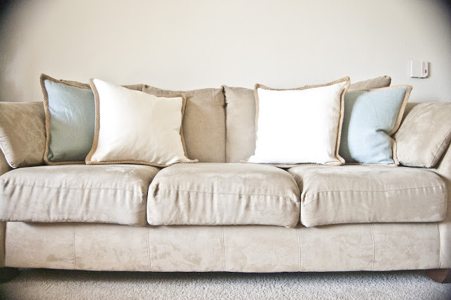 Cleaning microfiber couches, how to clean a microfiber couch, cleaning tips, popular pin, clean home, cleaning, clean couches, How To Clean Microfiber Couches