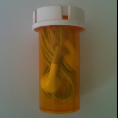 Pill bottles, uses for pill bottles, things to do with pill bottles, popular pin, repurpose projects, DIY projects.