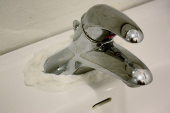 17 Surprisingly Easy Ways to Deep Clean Your Bathroom - Wrapped in Rust