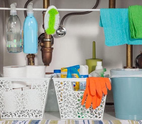 20-ways-to-reduce-clutter-with-tension-rods2