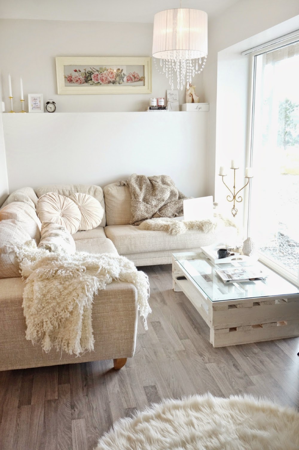 18-sandalwood-small-living-room-design-homebnc