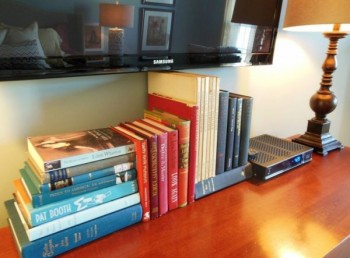 use-stacks-of-books-to-hide-TV-cords-and-wires-via-Love-Coming-Home-600x443