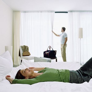 couple-arriving-at-hotelroom-400x400