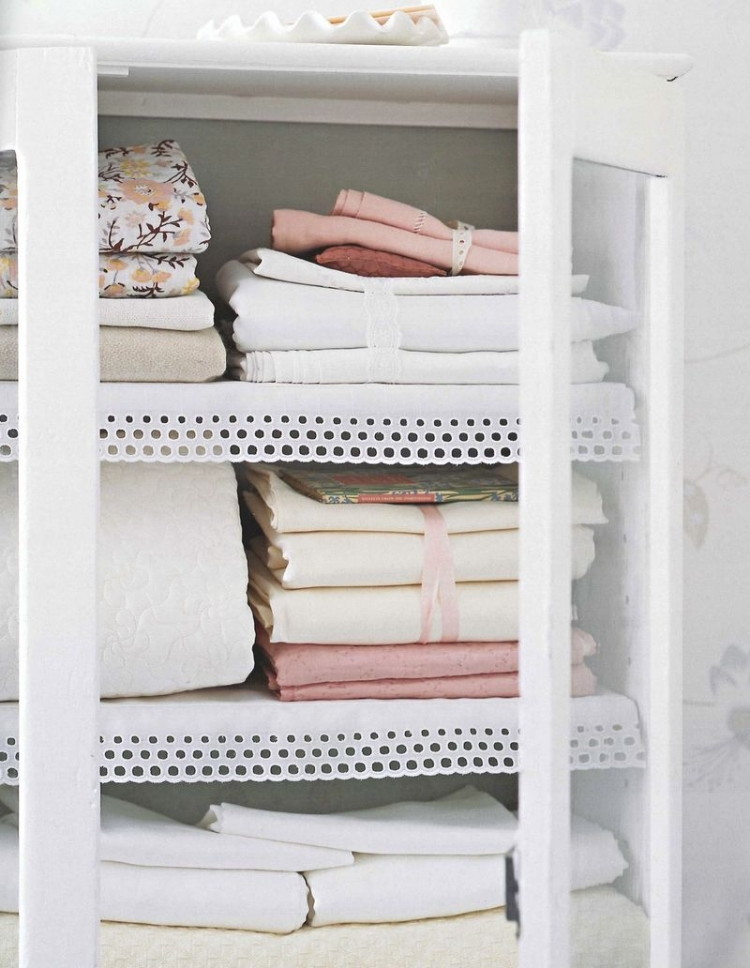 10 Awesome Ways to Completely Organize Your Linen Closet| Organize Your Linen Closet, How to Organize Your Linen Closet, Linen Closet Organization, Closet Organization, Home Organization Tips and Tricks