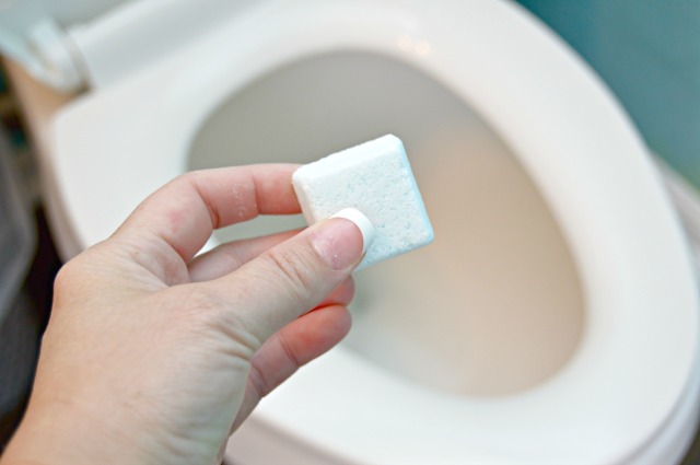 8 Toilet Cleaning Tricks That Will Instantly Freshen Your Bathroom| Toilet Cleaning Tips, Cleaning Tips, Bathroom Cleaning Products, Bathroom Cleaning DIYs, Cleaning Hacks #Bathroom #BathroomCleaning #CleaningHacks