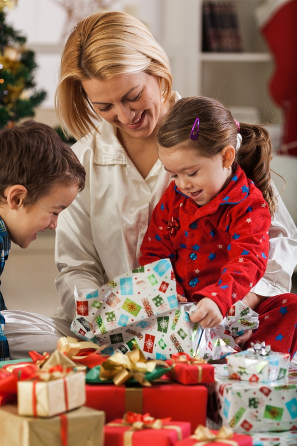 We all know that Christmas morning can be chaotic and messy. Here are the best tips to help you with the Christmas morning chaos. 