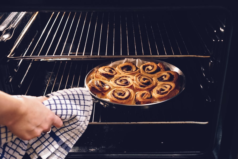 cleaning an oven with baking soda