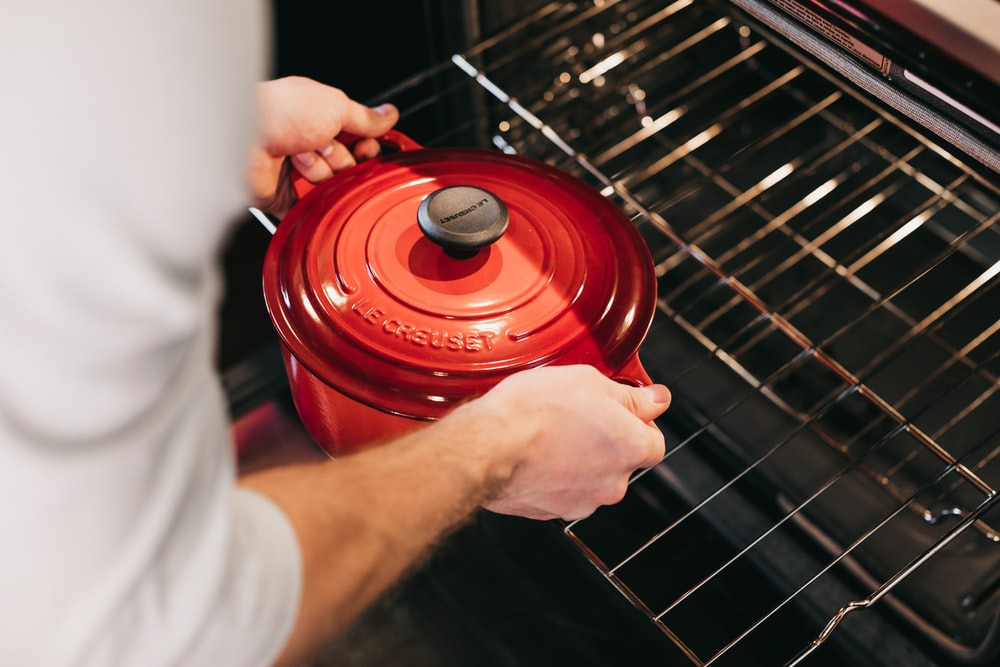 Steps to cleaning an oven with baking soda